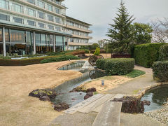 昼食を終え、荷物を取りにホテルに戻りました。
猪名野さんのお店の前から送迎バスが出ているので便利です。
庭園は大きく垣根にブルーベリーが植えてあります。
冬の庭園散歩も満足できる広さです。