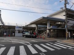 須磨（すま）駅



該駅は、明治２１年（１８８８年）１１月１日開業である。
該地は、旧攝津國西端に所在し、六甲山系鉢伏山を界し旧播磨國隣接地たる事から交通の要害でもあり、平安期まで関所が設置されていた。
風光明媚な地故に源氏物語に須磨の名が見られ、また、平安期の歌人 在原行平（ありはらの ゆきひら）（弘仁９年（８１８年）～寛平５年（８９３年）９月６日）の蟄居地であり、源平合戦史跡が点在する地である。
該駅が脚光を浴びるのは、大正５年（１９１６年）に、従来の武庫離宮が須磨離宮に名称改称され、該駅に御召列車発着が発生した事である。
第１２３代 大正（たいしょう）天皇（明治１２年（１８７９年）８月３１日～大正１５年（１９２６年）１２月２５日）（大正元年（１９１２年）７月３０日～大正１５年（１９２６年）１２月２５日御在位）は、同年４月２日に東京駅より第４号御料車に乗車出発され、同日、静岡御用邸に入られ宿泊、翌３日７時００分に静岡御用邸出発、静岡７時２５分発御召列車で出発され、該駅に１７時３０分に到着し人力車で該御用邸に入られた。
以後、該御用邸を行在所とされ、
同月４日
須磨-神戸間往復 別格官幣大社湊川神社参拝
同月６日
須磨-大阪間往復 帝國陸軍第４師団司令部、造幣局、大阪城、砲兵工場視察
同月７日
須磨-嵯峨（現 嵯峨嵐山）間往復 大谷光端別邸 皇后、皇太子御召列車運転、１日御召列車史上最大運転本数
同月８日
須磨-静岡間
初代駅本屋は老朽化の為に、大正１２年（１９２３年）４月に改築され第２代駅本屋が竣工したが、当該駅本屋は、当時、該駅に皇室、皇族、及び、政府高官利用が多数存在した事から中間駅としては異例ながら貴賓室が設置された。
昭和７年（１９３２年）には、該駅正面国道２号線沿線が整備された事で、駅取付道路変更の為に、昭和８年（１９３３年）３月に当時の中間駅としては珍しい鉄骨鉄筋コンクリート建築で第３代駅本屋が設置された。
該駅は、開業以来、敷地面積が狭隘たる事から貨物取扱業務に就いては、あくまで小口手小荷物扱に限定されていた。
然るに、昭和２０年（１９４５年）６月５日の空襲に依り須磨離宮が被災全焼し、更に、大東亜戦争終結後は該離宮跡地が占領軍将兵射撃訓練施設と化した事から、該射撃訓練施設に対し銃器弾丸等々輸送の為に、昭和２２年（１９４７年）１０月１５日附で車扱貨車取扱業務を開始せざるを得なくなった。
然し、狭隘な駅構内敷地に於ける貨車取扱業務は本線列車運行支障を多発させ、連合国軍の意図する事に反した為に、昭和２４年（１９４９年）９月１５日附で廃止された。
鷹取-西明石間複々線化が決定し、該駅付近は所用有効地不足を理由に既成駅本屋を解体し所用地を発生させる事となり、昭和３８年（１９６３年）４月に現第４代駅本屋に改築されたが、該駅舎は西日本地区に於ける最初の橋上駅舎となり、同時に南口が開設された。
https://www.jr-odekake.net/eki/top.php?id=0610604