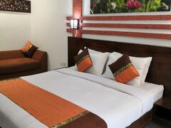 ＜サヌール＞
Bali Wirasana inn（2020年１月＠3600円）
https://4travel.jp/travelogue/11591551
１年前にプロモ価格(^-^;で予約しました。
階段奥の104号室がアサインされました。