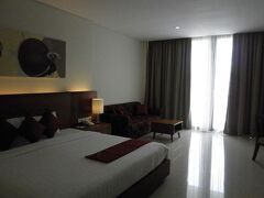 ＜サヌール＞
Taksu Sanur Hotel（2014年12月）
http://4travel.jp/travelogue/10968711
https://taksusanur.com/
ワルンジャワモロスナンの前です。ちょっと苦手なビルディングタイプ。