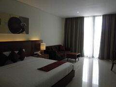 ＜サヌール＞
Taksu Sanur Hotel（2014年12月）
http://4travel.jp/travelogue/10968711
https://taksusanur.com/
ワルンジャワモロスナンの前です。苦手なビルディングタイプ。