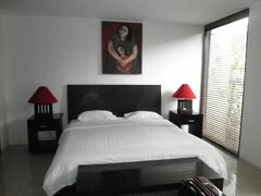 ＜サヌール＞
S'Cape（2015年１月）
http://4travel.jp/travelogue/10968712
キッチン付きコンドミニアムだよ。２階にバスルーム＆ベッドルーム。
2019年、目の前のレストランが取り壊されてました。2024年未確認。