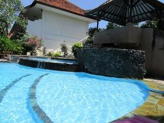 ＜サヌール＞
Mentari sanur （2016年８月）
http://4travel.jp/travelogue/11161417
Marine Bay Sanur
https://maps.app.goo.gl/dPtzrycgKS8Sq6d59
離島（レンボンガン、ペニダ）に渡るサヌール港利用なら推しです。2024年名前を変えて元気に営業中。値段は未確認。