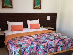 ＜サヌール＞
Tirta Ening Agung（2018年４月＠3500円）テラス朝食
https://4travel.jp/travelogue/11357054

（車で）お出かけするのに便利な立地です。まわりにはコンビニも食事処もないので、サヌールリピーターさんなら対応できます。2024年臨時休業中です。