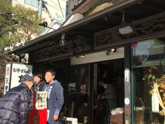 鳥居の脇にある甘酒の天野屋さん
関東大震災、第2次世界大戦の戦災をくぐりぬけてきた天野屋。
創業は江戸時代後期の1846年（弘化3年）
明神甘酒、柴崎納豆などを販売しています。
