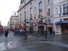 アンダーグランドの駅の出入り口。