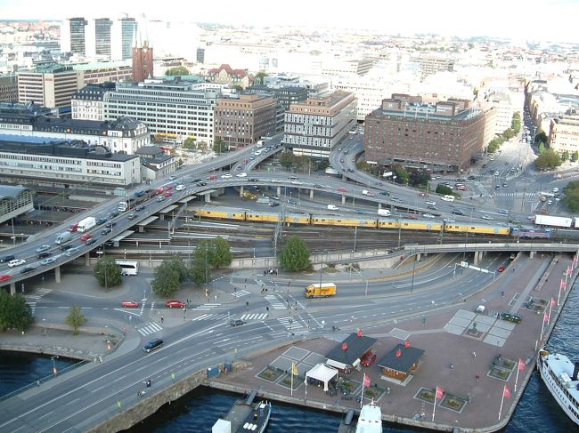 今でもストックホルムは一人歩きできそうです。<br /><br />世界的有名自動車メーカーを輩出するだけあって、ヨーロッパは道路の整備が素晴らしいです。走っている車も誇らしく嬉しそうな顔をして見えます。ヨーロッパ万歳！