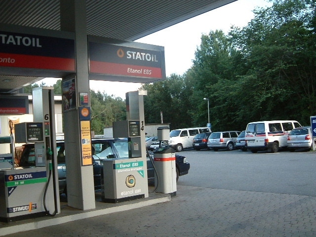 トヨタがスポンサーの「素敵な宇宙船地球号」で初めてスウェーデンが路線バスをバイオ燃料エタノールで走らせているのを知りました。２００３年にストックホルムのガソリンスタンドで撮影。Etanol　E85と書いてあります。<br />