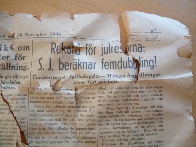 １９３６年１１月２８日の新聞。内容は「クリスマスが近づいて、その準備が進んでいる。」と記憶しています。<br />スウェーデンは新しい家より古い家が多いんです。一時期、スウェーデンの首都ストックホルムは郊外でも土地が広いのもあって５０００万円以上はするので、GoogleMapとスウェーデン地図、スウェーデン語辞書片手にネットで地方の安い家を探していた時期があります。地方に民族博物館に出てきそうなトイレが木製のボロ屋（失礼）が数百万だったのを見たときはビックリでしたが(笑)