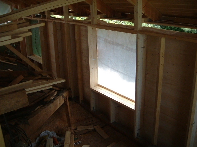 窓を取り付けます。