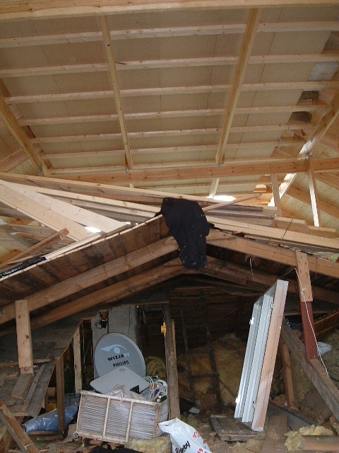 ほとんどDIYで二階を増築されていました。屋根裏にはこの家が最初に建てられた時の建材やらが色々とでてきます。