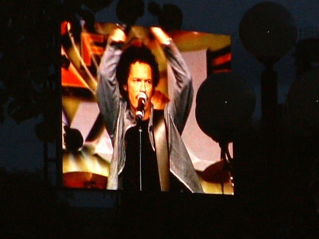 ２００３年に行った時、野外イベントで素敵な曲を歌ってた歌手。誰なんでしょう？<br /><br />２００３年はPer GessleのHär kommer alla känslornaや、In-GridのTu Es Foutuがラジオでよく流れていました。In-Grid の Dans Ma MémoireとEraのEraを聞くとヨーロッパの思い出が蘇ります。<br /><br />