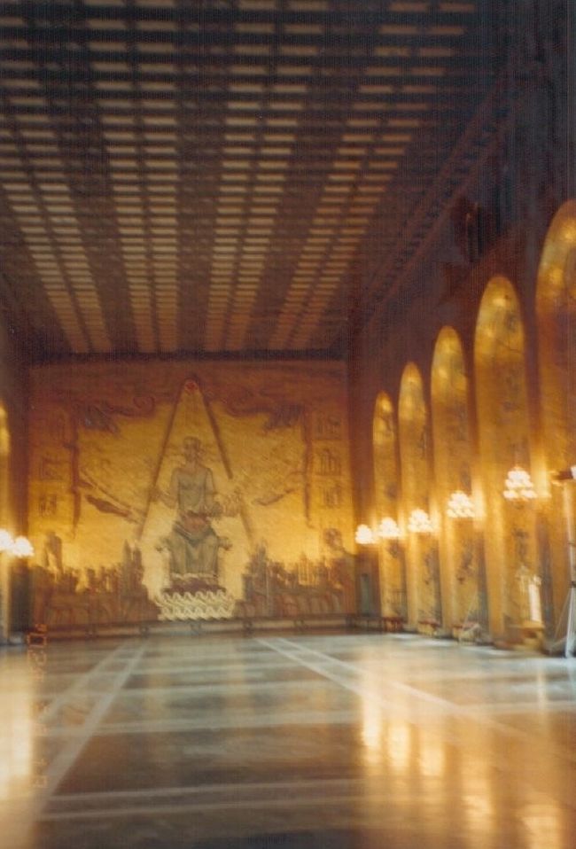 市庁舎。金箔モザイクなんて今では贅沢すぎて使えませんね。天井から床、アーチ状の柱まで完璧です。天井の格子模様は細かく、床は大きくと対比しています。