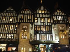 ホテルにも無事チェックイン出来て、少し休んで夜の街へ！

イギリスに留学していた親戚から残額ありのオイスターカードを貰っていたので
UndergroundでまずはOxford Circus駅へ。
そこから少し歩いてLiberty Londonへ。
特に何も買わなかったけどライトアップされたLiberty Londonはとても綺麗！