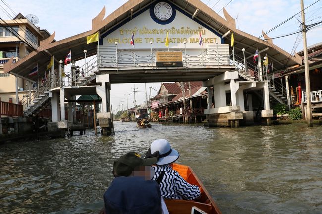 09：30、一人250Bの手漕ぎボートに乗り、ツアー開始！<br />まだ早いためか、1組待ち程度で乗船出来た。テスヤたちの手漕ぎボートは小さく、7人は1艇には乗れない。4人と3人に分かれる。