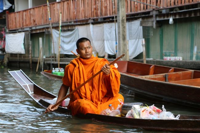 そんな中、お坊さんがボートで托鉢をして回っていた。