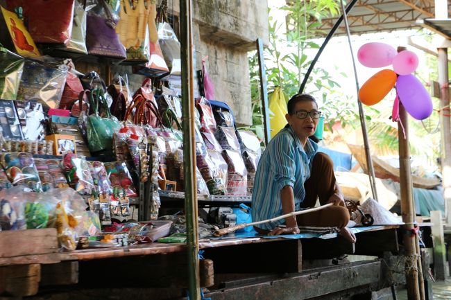 暇そうな店主。