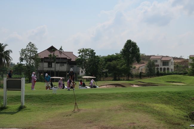 本日は、10組<br />No.10番目で約1時間待ち。<br />パターー練習等でき良かった。<br />だが、ヤヤ待ちくたびれた。