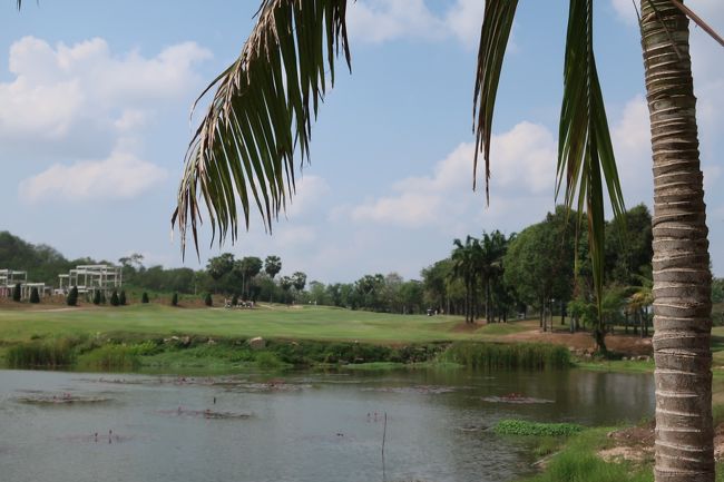 No.1ホールは140Y～110Yの水越。<br />見てると、池ポチャ組が多いい。