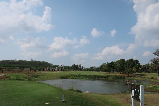 No.1ホール<br />晴天さわやか。<br />でもね、最初から池はプレエッシャーだね。