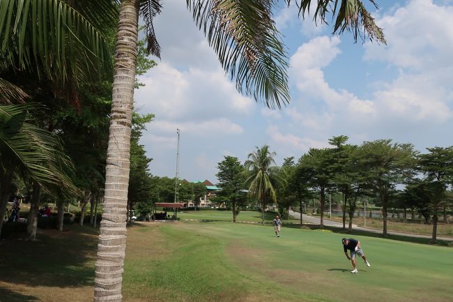 初夏季節プレーです。<br />傘は時々さしたり、はずしたりでした。