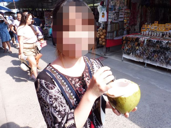 子供2は、ココナッツジュースを。<br />観光という意味では、正しい選択だと思う。日本ではほとんど見かけないし、あってもめちゃくちゃ高いしね。