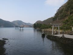 和多都美神社

海の中に2つの鳥居があり、さらに地上にも鳥居が一直線上に並んでいます。