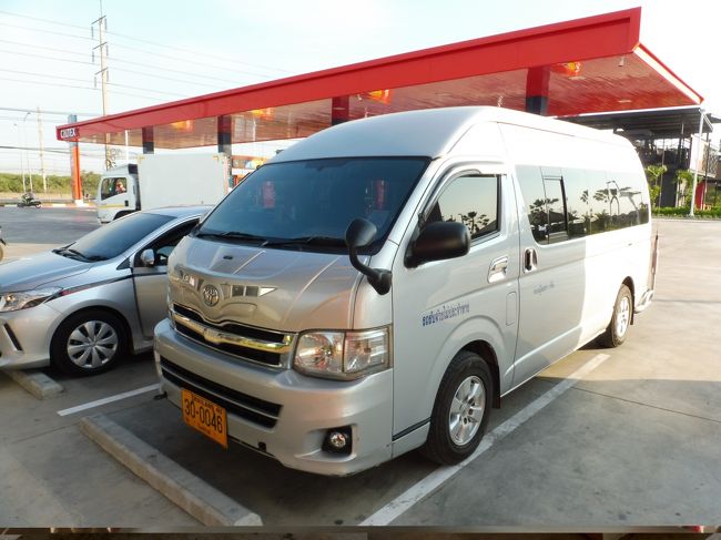 途中、トイレ休憩。<br />運ちゃんはウィヒットさん、61歳。真面目で誠実そう。実は、日本から予約した時に予め寄りたい場所とルートを伝えてあったんだけど、1次下請けはウィヒットさんに内容を殆ど伝えていない様子。なので、一つ一つこちらから伝えなくては行けなかった。