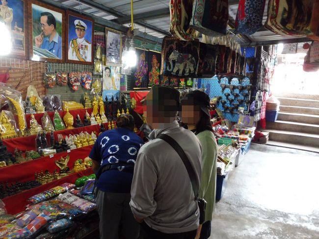 降りたところにも土産屋が。