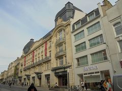 ちょっとだけまだ時間があったのでヴェル通りでショッピング。
パリのギャラリーラファイエットは天井のステンドグラスが綺麗だったけどここはどうだろう？