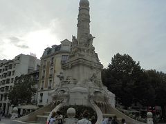 Subé Fountain　シュベの泉 
黄金の勝利の女神像の下でもくつろいでいる地元の人々