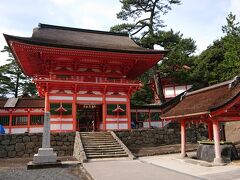 出雲大社から車で20分、《日御碕神社》に到着。

参拝してもちろん御朱印も拝受。

赤い楼門が綺麗で、松林の緑の中でよく映えてました。