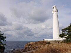 真っ白い灯台が姿を現しました。

石造りの灯台としては、日本一の高さ。

もっと近づいてみます。
