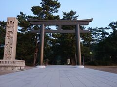 陽の光を浴び始めた勢溜の鳥居。