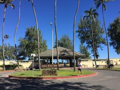 カイルアビーチの入り口
トイレとシャワー 、天井のない更衣室?があります