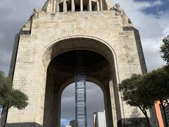革命記念塔へ行きました。
メキシコ革命を記念した建物で、高さ67mあります。