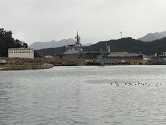 舞鶴港、停泊中の海上自衛隊の艦船。