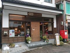 なので、こちらのカフェ《クリフネ》へ。

美保神社の鳥居のすぐ隣りにあります。