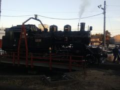 この機関車はC12形。
土日祝日に走っている場合が多いです。

首都圏で最も手軽に見る事が出来る蒸気機関車列車です！！