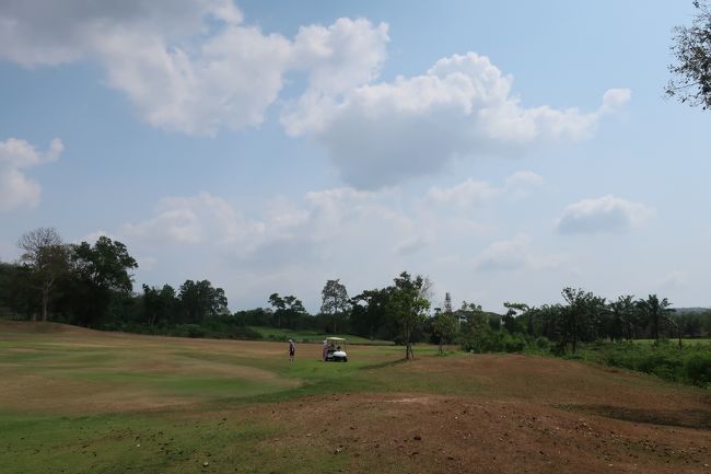 晴天でゴルフ日和。<br />ヤヤ汗ばみながらプレー。<br />キャディさんグリーンは、まずまず。