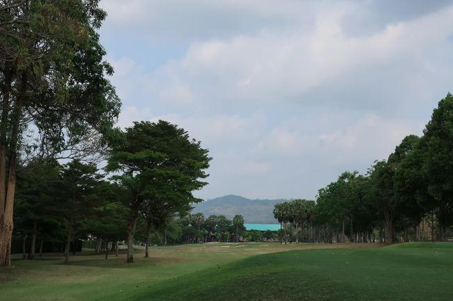 ■Rayong Green Valley Country Club 2月2回目、<br />この辺りは、空気が綺麗なようでした。<br />No.18ホール、クラブハウスが見えます。<br />練習ラウンドで気楽のプレー。<br />無事、ラウンド終了<br /><br />3組1台のバンで、早くにパタヤに帰れました。<br />メール等で予約してた方達のキャンセルが目立つそう。<br />コロナの関係で、タイに来ないらしい。