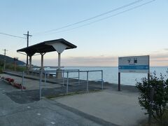 着きました。
「愛ある伊予灘線」こと「JR予讃線」の海沿い区間にある、下灘駅です。