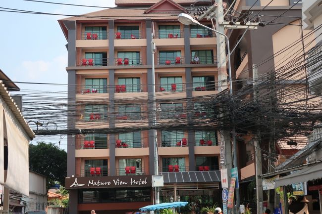 Nature View Hotel...ソイブッカオにある庶民風ホテル<br /><br />ソイブッカオ辺り、町をぶらつくと面白い<br />【ソイブッカオ】タイ・パタヤにある通り（ソイ）の事。<br />全長約1.75ｋｍ、端から端まで歩いて移動できない距離ではない。