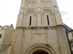 ◆Eglise Saint Porchaire 聖ポルシェール教会

9世紀末、聖ポルシェールの聖遺物を収めるために建てられたのがはじまり
正面の鐘楼がつけられたのは11世紀

通りにはみ出すように堂々と建っている
三層、それぞれのロマネスクのアーチが美しい