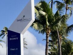 カラカウアAve.をそのままビーチ沿いに東方面に走っていくと、
いつの間にか『ザ カハラホテル & リゾーツ』に来ていました。

ホテルに隣接する『ワイアラエ CC』では
1月9日～12日に開催された「ソニーオープン」の設営中。

車窓から雰囲気だけ味わいました。