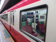 ２号車のウィング・シートへ。
ウィング・シートの前には指定席と知らずに５～６人並んでいましたが、ウィングアテンダントさんにそのことを告げられて慌てて隣の車両に移動して行きました。なんかかわいそう。