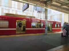 京急川崎駅１３時２８分。普通浦賀行きを待たせて先に出発します。
京急川崎では指定席車に６人もの大量乗車。ファミリーさんもいました。
これで指定席車は１１人に！