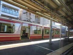 普通電車を待避させて神奈川新町駅を通過。