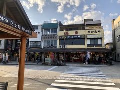 12：50

東武日光駅で昼食場所を探していると
ゆば料理の看板が目に止まり来店することに

1Ｆがお土産屋で2Ｆが食堂です。