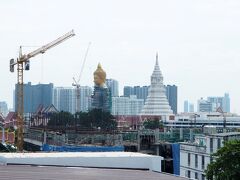 パーンバイ駅到着

実はまたちょっとしたミスしてます。
駅に降りてから「ここ違うぽいぞ」と思いましたが、駅にいたのは駅員さん1人と小さな子を連れたお母さんのみ。
駅員さんに聞くと１つ手前の駅で降りたと判明！
そこに子連れのお母さんが話しかけきて「新しい駅だ」とか「次のに乗れば大丈夫」とか色々教えてくれました。